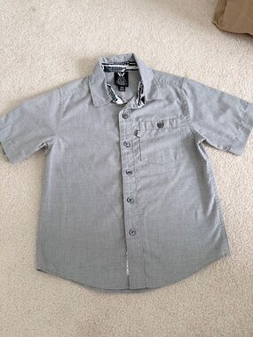 Boy's Short Sleeve Button-Up Shirt in Light Gray